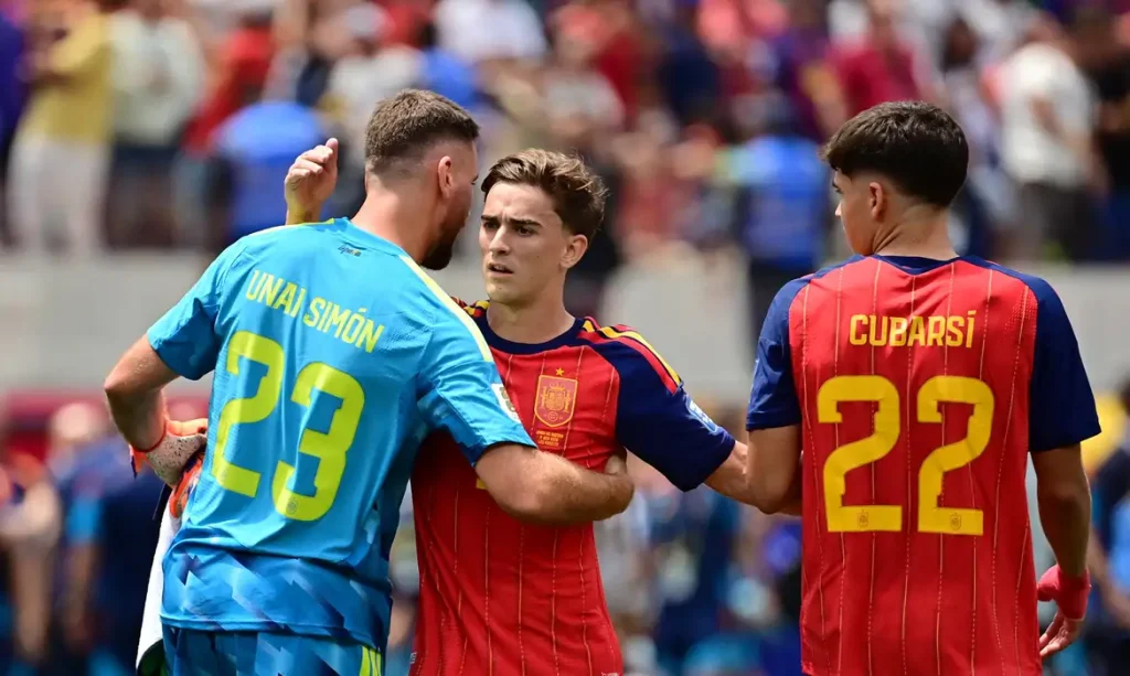 Soccer Football - FIFA World Cup 2026 - Round of 32 - Spain v Austria - Los Angeles Stadium, Inglewood, California, U.S. - July 2, 2026 Spain's Unai Simon, Gavi and Pau Cubarsi celebrate after the match as Spain qualify for the Round of 16 stage of the World Cup IMAGN IMAGES via Reuters/Gary Vasquez