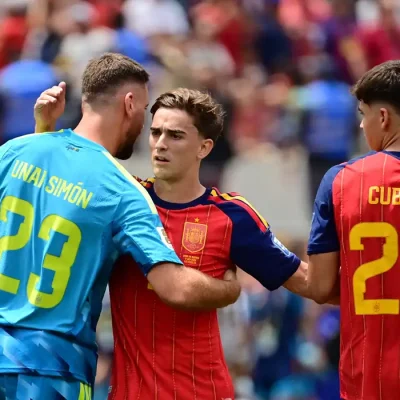 Soccer Football - FIFA World Cup 2026 - Round of 32 - Spain v Austria - Los Angeles Stadium, Inglewood, California, U.S. - July 2, 2026 Spain's Unai Simon, Gavi and Pau Cubarsi celebrate after the match as Spain qualify for the Round of 16 stage of the World Cup IMAGN IMAGES via Reuters/Gary Vasquez