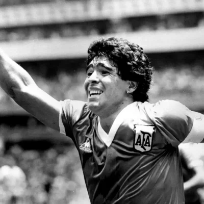 O astro argentino Diego Maradona levanta o braço ao ar após marcar o gol da vitória contra a Inglaterra nas quartas de final da Copa do Mundo no México, em 22 de junho de 1986. 
REUTERS/POOL/Ted Blackbrow