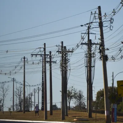 Postes de rede elétrica próximo ao Colégio Militar de Brasilia, no bairo da Asa Norte