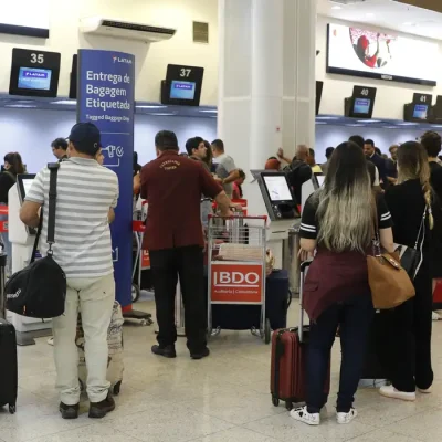 Movimento intenso de passageiros nos balcões de embarque do Aeroporto Santos Dumont, reflexo do acidente com avião de pequeno porte em Congonhas.