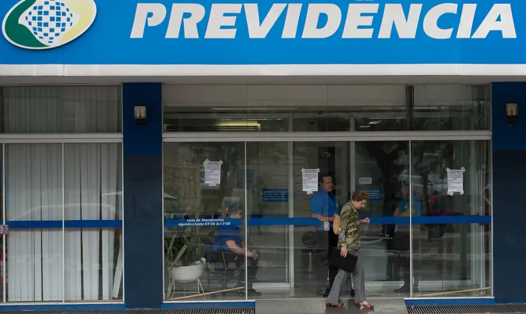 Servidores do Instituto Nacional do Seguro Social (INSS) entraram em greve por tempo indeterminado. Eles reivindicam reajuste salarial de 27,5% e melhores condições de trabalho (Marcelo Camargo/Agência Brasil)