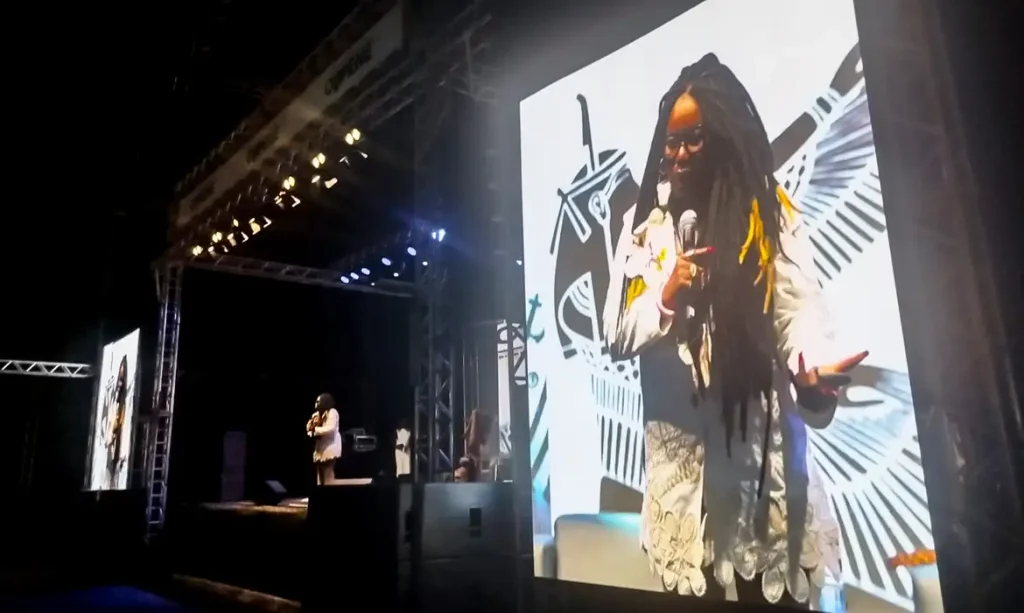 “Racismo foi reduzido a chamar alguém de macaco”, critica escritora. Carla Akotirene abriu o Congresso de Pesquisadores Negros na UnB. Foto: Luiz Cláudio/ Agência Brasil