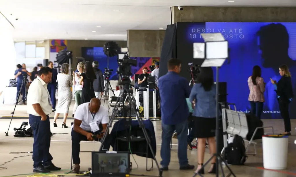Movimentação de jornalistas no Centro de Divulgação das Eleições, localizado no Tribunal Superior Eleitoral.