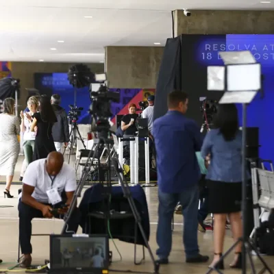 Movimentação de jornalistas no Centro de Divulgação das Eleições, localizado no Tribunal Superior Eleitoral.