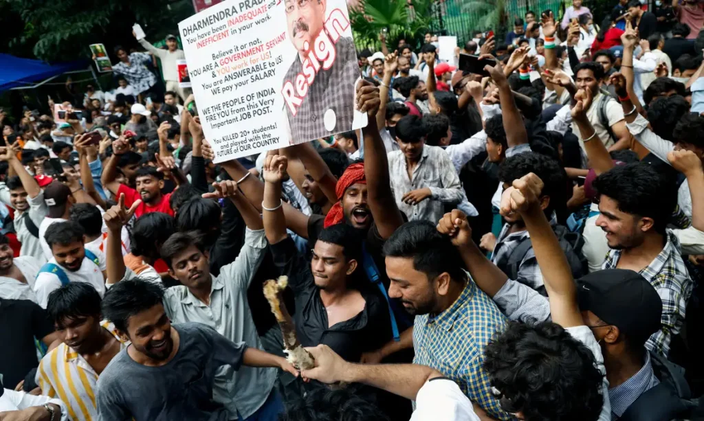 Supporters of India's Cockroach Janta Party (CJP) celebrate after India's Education Minister Dharmendra Pradhan resigned following days of protests demanding his resignation over National Eligibility cum Entrance Test (NEET) examination paper leaks, in New Delhi, India, July 25, 2026. REUTERS/Adnan Abidi/Proibida Reprodução