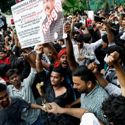 Supporters of India's Cockroach Janta Party (CJP) celebrate after India's Education Minister Dharmendra Pradhan resigned following days of protests demanding his resignation over National Eligibility cum Entrance Test (NEET) examination paper leaks, in New Delhi, India, July 25, 2026. REUTERS/Adnan Abidi/Proibida Reprodução
