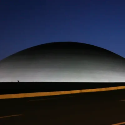 A cúpula menor, voltada para baixo, abriga o Plenário do Senado Federal.