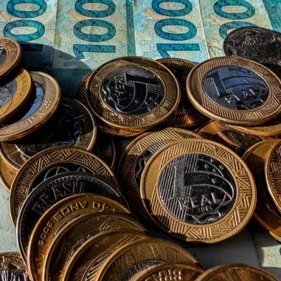 10/07/2026 - Brasília - dinheiro, moeda, real, reais, cédula, cédulas, nota, notas, moeda brasileira, dinheiro brasileiro, inflação, inflação alta, deflação, economia, economia brasileira, mercado, mercado financeiro, finanças, finanças pessoais, orçamento, orçamento doméstico, renda, renda familiar, salário, salário mínimo, remuneração, vencimento, pagamento, poder de compra, custo de vida, custo dos alimentos, aumento de preços, alta dos preços, carestia, desvalorização, valorização, perda do poder de compra, crise econômica, recessão, crescimento econômico, consumo, consumidor, compras, supermercado, cesta básica, despesas, gastos, contas, contas a pagar, boletos, dívida, dívidas, endividamento, inadimplência, poupança, economia doméstica, investimento, investimentos, aplicações financeiras, juros, taxa de juros, taxa Selic, Banco Central, crédito, empréstimo, financiamento, cartão de crédito, débito, PIX, transferência bancária, banco, instituição financeira, orçamento familiar, planejamento financeiro, reserva de emergência, patrimônio, riqueza, patrimônio líquido, capital, capital financeiro, lucro, prejuízo, receita, despesa, balanço financeiro, impostos, tributos, tributação, imposto de renda, arrecadação, arrecadação fiscal, carga tributária, imposto, taxa, tarifas, câmbio, dólar, euro, cotação, câmbio flutuante, desvalorização cambial, valorização cambial, moeda estrangeira, inflação acumulada, índice de preços, IPCA, INPC, IGP-M, poder aquisitivo, renda per capita, desenvolvimento econômico, estabilidade econômica, política monetária, política fiscal, oferta, demanda, produtividade, consumo consciente, educação financeira, planejamento financeiro, equilíbrio financeiro, independência financeira, riqueza, prosperidade, orçamento público, gastos públicos, contas públicas, déficit, superávit, tesouro nacional, moeda forte, moeda fraca, liquidez, circulação de dinheiro, s