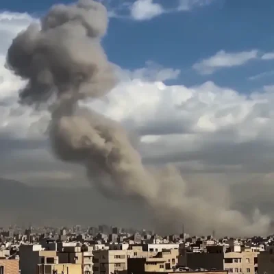 28/02/2026 - Plumas de fumaça foram vistas subindo sobre o horizonte de Teerã após Israel anunciar que lançou um ataque preventivo contra o Irã no sábado (28 de fevereiro), enquanto a mídia iraniana noticiava que explosões foram ouvidas na capital. Foto: Frame/Reuters - Proibido reprodução