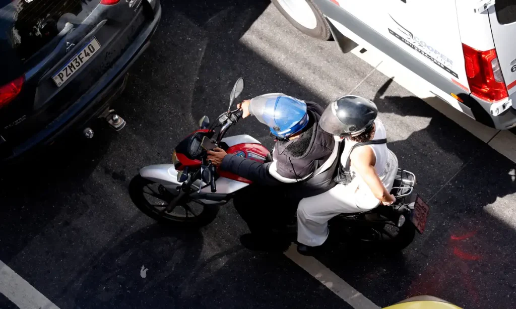 Rio de Janeiro (RJ), 30/07/2025 - Motociclistas de aplicativos transitam pelas ruas do centro do Rio.  Foto: Tânia Rêgo/Agência Brasil