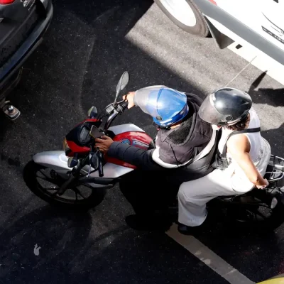 Rio de Janeiro (RJ), 30/07/2025 - Motociclistas de aplicativos transitam pelas ruas do centro do Rio.  Foto: Tânia Rêgo/Agência Brasil