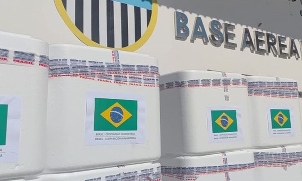 Brasil envia 4,5 toneladas de vacinas para apoio humanitário à VenezuelaA nova remessa inclui imunizantes BCG, tríplice viral e pentavalente. Ao todo, são mais de 690 mil doses doadas