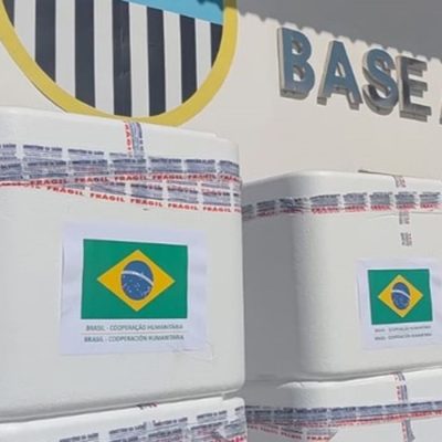 Brasil envia 4,5 toneladas de vacinas para apoio humanitário à VenezuelaA nova remessa inclui imunizantes BCG, tríplice viral e pentavalente. Ao todo, são mais de 690 mil doses doadas