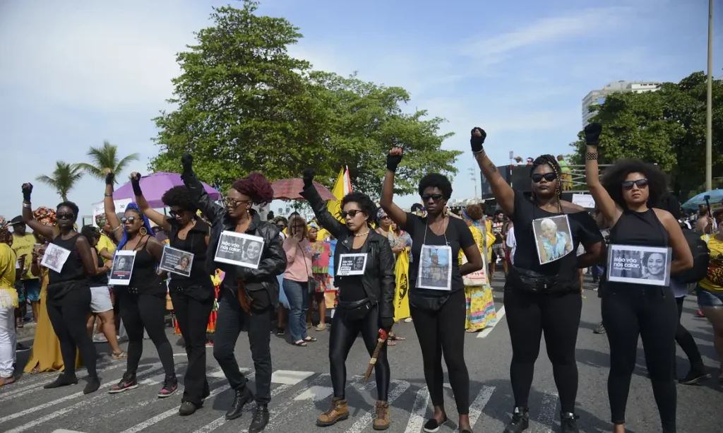 Quarta Marcha das Mulheres Negras em Copacabana, no Rio de Janeiro, protesta contra a violência que atinge as mulheres negras em todo o país.
