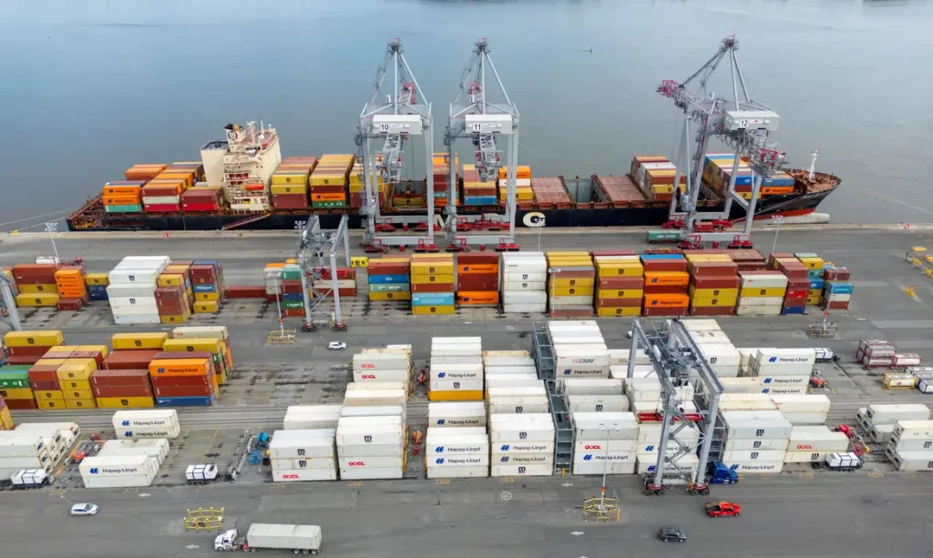 Imagem captada por um drone mostra contêineres no Porto de Montreal, em Montreal, Quebec, Canadá14 de abril de 2025REUTERS/Carlos Osorio