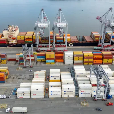 Imagem captada por um drone mostra contêineres no Porto de Montreal, em Montreal, Quebec, Canadá14 de abril de 2025REUTERS/Carlos Osorio