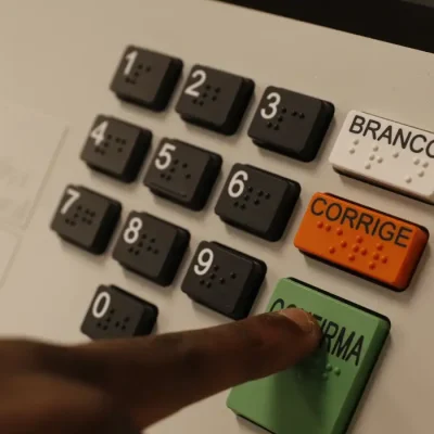 Cabina de votação com a nova urna modelo UE2020 é apresentada em seção eleitoral simulada no Tribunal Regional Eleitoral do Rio de Janeiro.