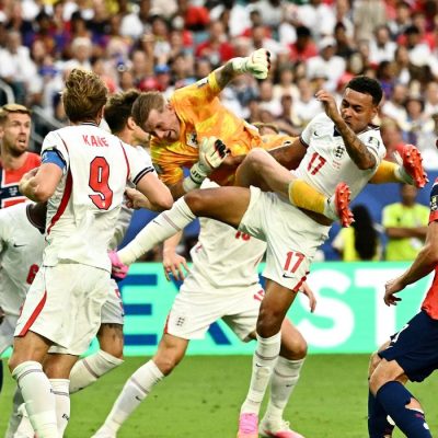Soccer Football - FIFA World Cup 2026 - Quarter Final - Norway v England - Miami Stadium, Miami Gardens, Florida, U.S. - July 11, 2026 England's Jordan Pickford collides with Morgan Rogers after he punches the ball clear REUTERS/Dylan Martinez/Proibida Reprodução