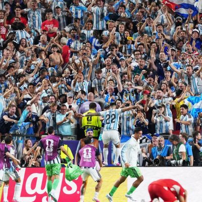 Soccer Football - FIFA World Cup 2026 - Quarter Final - Argentina v Switzerland - Kansas City Stadium, Kansas City, Missouri, U.S. - July 11, 2026 Argentina's Lautaro Martinez jumps into the stands after he scored their third goal IMAGN IMAGES via Reuters/Jay Biggerstaff/Proibida Reprodução