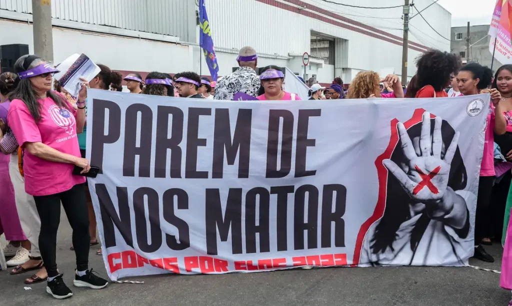 Sao Paulo (SP)-01/03/2026.
Um ato no domingo em memória de Tainara Souza
Santos, de 31 anos, que morreu após ser atropelada e arrastada pelo ex-companheiro em São Paulo, irá marcar o início das mobilizações pelo Dia Internacional das Mulheres.
Organizado pelo Ministério das Mulheres, o local escolhido para o ato é a Marginal Tietê, na zona norte da cidade de São Paulo, onde Tainara foi agredida, atropelada pelo ex-companheiro Douglas Alves da Silva e arrastada por mais de 1 quilômetro ao ficar presa ao carro dele, em 29 de novembro do ano passado. O ato contou com a presença das
ministras Márcia Lopes, Marina Silva , Sônia Guajajara e do Ministro Paulo Teixeira e a mãe Luciane ( mãe da vítima Taynara). Foto: Paulo Pinto/Agência Brasil