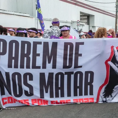 Sao Paulo (SP)-01/03/2026.
Um ato no domingo em memória de Tainara Souza
Santos, de 31 anos, que morreu após ser atropelada e arrastada pelo ex-companheiro em São Paulo, irá marcar o início das mobilizações pelo Dia Internacional das Mulheres.
Organizado pelo Ministério das Mulheres, o local escolhido para o ato é a Marginal Tietê, na zona norte da cidade de São Paulo, onde Tainara foi agredida, atropelada pelo ex-companheiro Douglas Alves da Silva e arrastada por mais de 1 quilômetro ao ficar presa ao carro dele, em 29 de novembro do ano passado. O ato contou com a presença das
ministras Márcia Lopes, Marina Silva , Sônia Guajajara e do Ministro Paulo Teixeira e a mãe Luciane ( mãe da vítima Taynara). Foto: Paulo Pinto/Agência Brasil