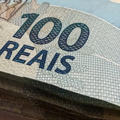 10/07/2026 - Brasília - dinheiro, moeda, real, reais, cédula, cédulas, nota, notas, moeda brasileira, dinheiro brasileiro, inflação, inflação alta, deflação, economia, economia brasileira, mercado, mercado financeiro, finanças, finanças pessoais, orçamento, orçamento doméstico, renda, renda familiar, salário, salário mínimo, remuneração, vencimento, pagamento, poder de compra, custo de vida, custo dos alimentos, aumento de preços, alta dos preços, carestia, desvalorização, valorização, perda do poder de compra, crise econômica, recessão, crescimento econômico, consumo, consumidor, compras, supermercado, cesta básica, despesas, gastos, contas, contas a pagar, boletos, dívida, dívidas, endividamento, inadimplência, poupança, economia doméstica, investimento, investimentos, aplicações financeiras, juros, taxa de juros, taxa Selic, Banco Central, crédito, empréstimo, financiamento, cartão de crédito, débito, PIX, transferência bancária, banco, instituição financeira, orçamento familiar, planejamento financeiro, reserva de emergência, patrimônio, riqueza, patrimônio líquido, capital, capital financeiro, lucro, prejuízo, receita, despesa, balanço financeiro, impostos, tributos, tributação, imposto de renda, arrecadação, arrecadação fiscal, carga tributária, imposto, taxa, tarifas, câmbio, dólar, euro, cotação, câmbio flutuante, desvalorização cambial, valorização cambial, moeda estrangeira, inflação acumulada, índice de preços, IPCA, INPC, IGP-M, poder aquisitivo, renda per capita, desenvolvimento econômico, estabilidade econômica, política monetária, política fiscal, oferta, demanda, produtividade, consumo consciente, educação financeira, planejamento financeiro, equilíbrio financeiro, independência financeira, riqueza, prosperidade, orçamento público, gastos públicos, contas públicas, déficit, superávit, tesouro nacional, moeda forte, moeda fraca, liquidez, circulação de dinheiro, s