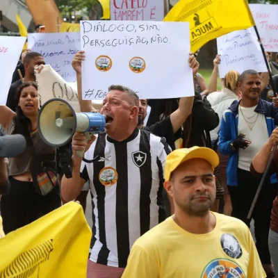 Rio de Janeiro (RJ), 08/07/2026 – Camelôs protestam contra decreto da prefeitura do Rio de Janeiro que restringe o comércio ambulante na cidade, ato ocorre em frente a prefeitura, na região central da capital fluminense. Foto: Tomaz Silva/Agência Brasil