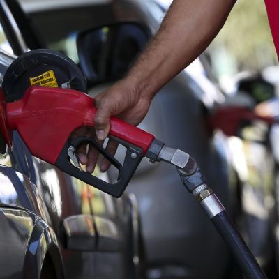 Brasilienses enfrentam até 4km de filas para abastecer em posto de combustíveis que vende gasolina a R$ 2,98 como parte do Dia da Liberdade de Impostos (DLI).