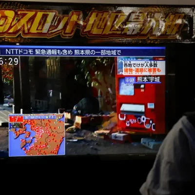 Pessoa observa uma tela que mostra os danos em uma rua após um terremoto com magnitude preliminar de 7,1 ter atingido a província de Kumamoto, no sul do Japão
28 de julho de 2026
REUTERS/Manami Yamada