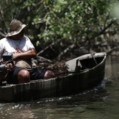 Magé (RJ), 15/10/2024 - Pesca artesanal em manguezal na Piedade banhado pelo Rio Majé, que desagua na Baía de Guanabara. Foto: Fernando Frazão/Agência Brasil
