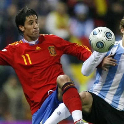 Spain's Joan Capdevilla (L) battles for the ball against Argentina's Fabrizio Coloccini during their friendly soccer match at the Vicente Calderon stadium in Madrid, November 14, 2009.     REUTERS/Nacho Doce (SPAIN SPORT SOCCER)