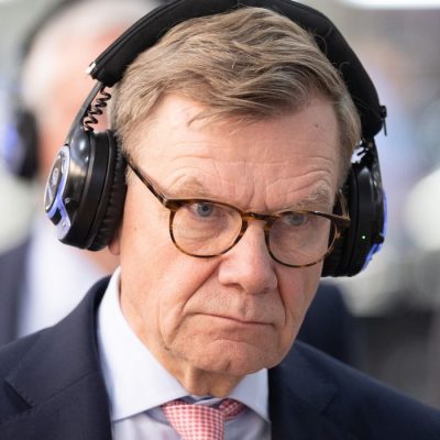 German Foreign Minister Johann Wadephul (CDU) is visiting the Volkswagen plant in São Paulo.
