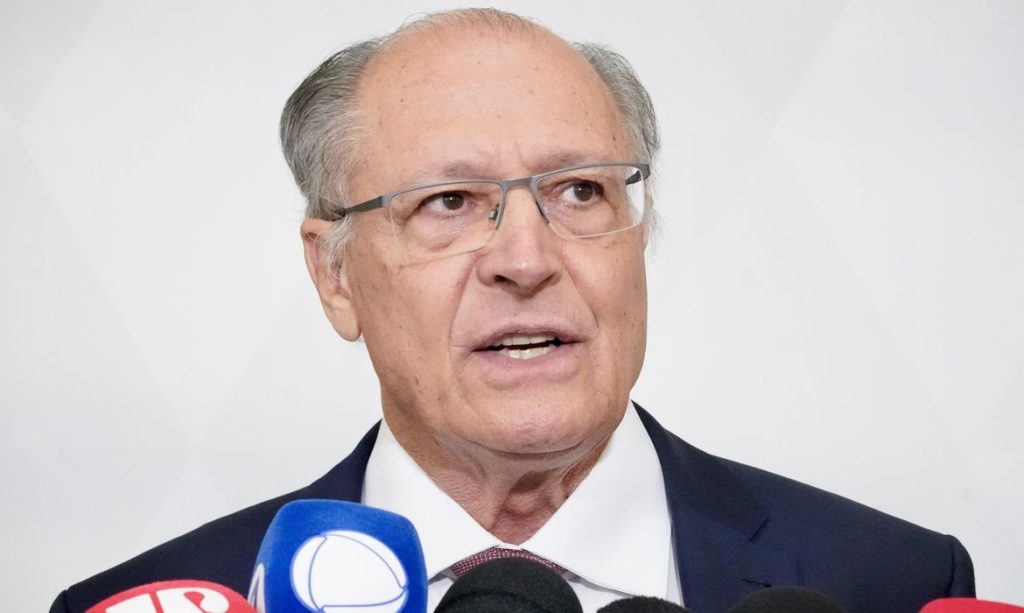 Brasília (DF) 17/03/2025 - Vice-presidente da República Geraldo Alckmin durante entrevista coletiva no Palácio do Planalto onde fala sobre o desempenho do setor de eletroeletrônicos com Associação Nacional de Fabricantes de Produtos Eletroeletrônicos - ELETROS. Foto: Cadu Gomes/VPR