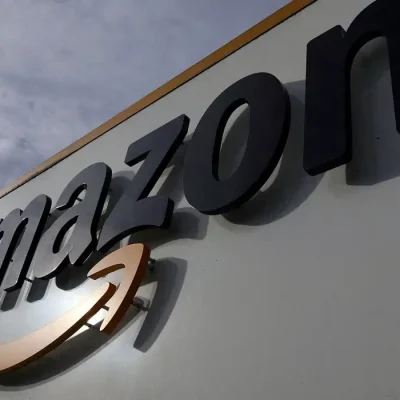 O logotipo da Amazon no centro logístico em Lauwin-Planque, norte da França, em 15 de novembro de 2022. REUTERS/Pascal Rossignol