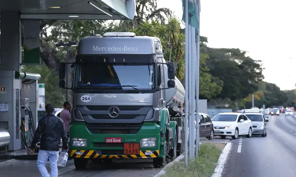 Caminhão-tanque abastece posto de combustivel no Plano Piloto, região central da capital