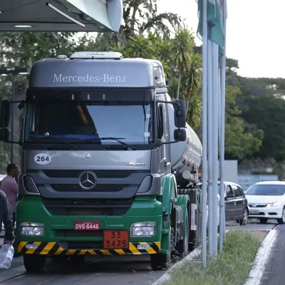 Caminhão-tanque abastece posto de combustivel no Plano Piloto, região central da capital