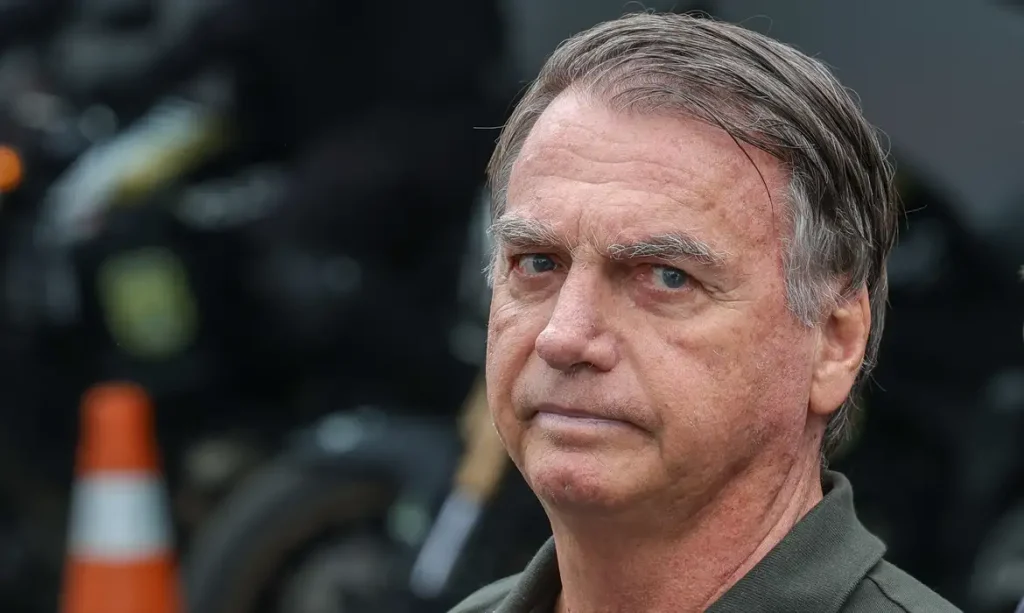 Brasília (DF) 14/09/2025 O ex-presidente Jair Bolsonaro, acompanhado de seu filho, Jair Renan, deixa hospital sob forte esquema de segurança, após passar por procedimentos. Foto: Fabio Rodrigues-Pozzebom/ Agência Brasil