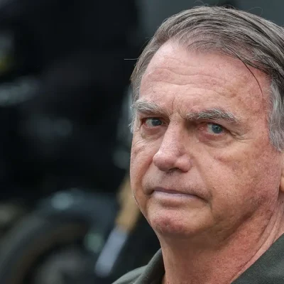 Brasília (DF) 14/09/2025 O ex-presidente Jair Bolsonaro, acompanhado de seu filho, Jair Renan, deixa hospital sob forte esquema de segurança, após passar por procedimentos. Foto: Fabio Rodrigues-Pozzebom/ Agência Brasil