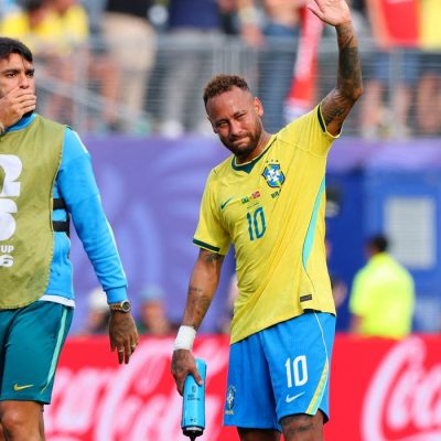 Soccer Football - FIFA World Cup 2026 - Round of 16 - Brazil v Norway - New York New Jersey Stadium, East Rutherford, New Jersey, U.S. - July 5, 2026 Brazil's Neymar Jr. looks dejected as he acknowledges fans after the match as Brazil are eliminated from the World Cup REUTERS/Mike Segar