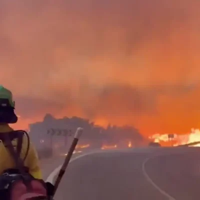 Handout footage from the Forest Fire Extinction Service of Andalusia showing personnel fighting wildfires in Almeria. Video. Foto: @Plan_INFOCA/Reuters
