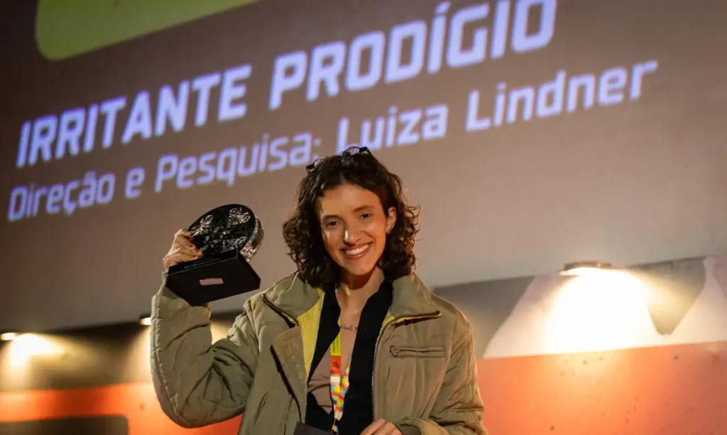 Ouro Preto, (MG), 30/06/2026 - O longa-metragem Irritante Prodígio, primeiro longa metragem da diretora Luiza Lindner, de 22 anos, venceu o Troféu Vila Rica da mostra competitiva Arquivos em Questão da 21ª CineOP – Mostra de Cinema de Ouro Preto. Foto: Leo Lara/Universo Produções