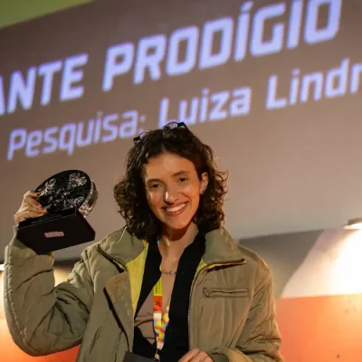 Ouro Preto, (MG), 30/06/2026 - O longa-metragem Irritante Prodígio, primeiro longa metragem da diretora Luiza Lindner, de 22 anos, venceu o Troféu Vila Rica da mostra competitiva Arquivos em Questão da 21ª CineOP – Mostra de Cinema de Ouro Preto. Foto: Leo Lara/Universo Produções
