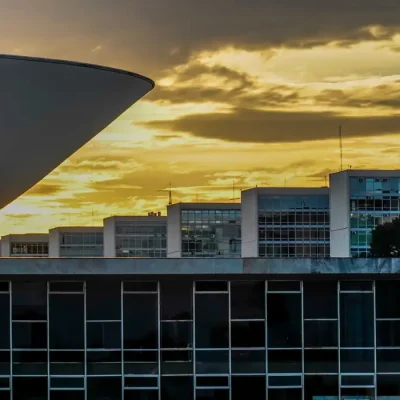 13/07/2026 - Brasília - Cúpula da Câmara dos Deputados no Congresso Nacional, com os prédios da Esplanada dos Ministérios. Foto: Rafa Neddermeyer/Agência Brasil