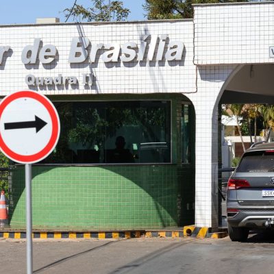 Brasília (DF) 07/08/2025 Fachada do condomínio Solar de Brasília, onde mora e cumpre prisão domiciliar o ex-presidente Jair Bolsonaro. Foto: Fabio Rodrigues-Pozzebom/ Agência Brasil