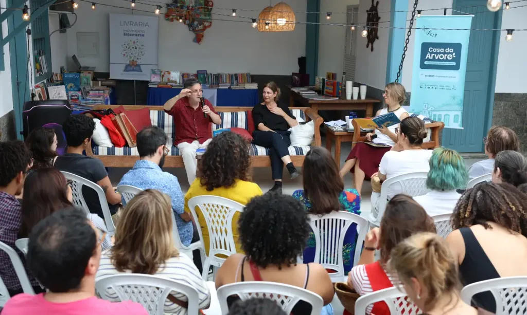Paraty (RJ), 23/07/2026 - Lançamento do livro infantil Pelos olhos de Orides, que reúne poemas da poeta Orides Fontela selecionados por Augusto Massi, com ilustrações de Cynthia Cruttenden, na Casa da Árvore durante a programação da 24ª Festa Literária Internacional de Paraty - Flip. Foto: Rovena Rosa/Agência Brasil