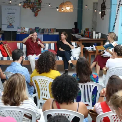 Paraty (RJ), 23/07/2026 - Lançamento do livro infantil Pelos olhos de Orides, que reúne poemas da poeta Orides Fontela selecionados por Augusto Massi, com ilustrações de Cynthia Cruttenden, na Casa da Árvore durante a programação da 24ª Festa Literária Internacional de Paraty - Flip. Foto: Rovena Rosa/Agência Brasil