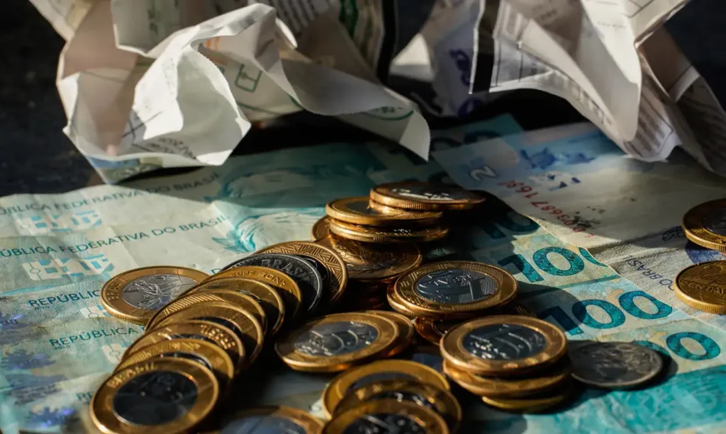 10/07/2026 - Brasília - dinheiro, moeda, real, reais, cédula, cédulas, nota, notas, moeda brasileira, dinheiro brasileiro, inflação, inflação alta, deflação, economia, economia brasileira, mercado, mercado financeiro, finanças, finanças pessoais, orçamento, orçamento doméstico, renda, renda familiar, salário, salário mínimo, remuneração, vencimento, pagamento, poder de compra, custo de vida, custo dos alimentos, aumento de preços, alta dos preços, carestia, desvalorização, valorização, perda do poder de compra, crise econômica, recessão, crescimento econômico, consumo, consumidor, compras, supermercado, cesta básica, despesas, gastos, contas, contas a pagar, boletos, dívida, dívidas, endividamento, inadimplência, poupança, economia doméstica, investimento, investimentos, aplicações financeiras, juros, taxa de juros, taxa Selic, Banco Central, crédito, empréstimo, financiamento, cartão de crédito, débito, PIX, transferência bancária, banco, instituição financeira, orçamento familiar, planejamento financeiro, reserva de emergência, patrimônio, riqueza, patrimônio líquido, capital, capital financeiro, lucro, prejuízo, receita, despesa, balanço financeiro, impostos, tributos, tributação, imposto de renda, arrecadação, arrecadação fiscal, carga tributária, imposto, taxa, tarifas, câmbio, dólar, euro, cotação, câmbio flutuante, desvalorização cambial, valorização cambial, moeda estrangeira, inflação acumulada, índice de preços, IPCA, INPC, IGP-M, poder aquisitivo, renda per capita, desenvolvimento econômico, estabilidade econômica, política monetária, política fiscal, oferta, demanda, produtividade, consumo consciente, educação financeira, planejamento financeiro, equilíbrio financeiro, independência financeira, riqueza, prosperidade, orçamento público, gastos públicos, contas públicas, déficit, superávit, tesouro nacional, moeda forte, moeda fraca, liquidez, circulação de dinheiro, s