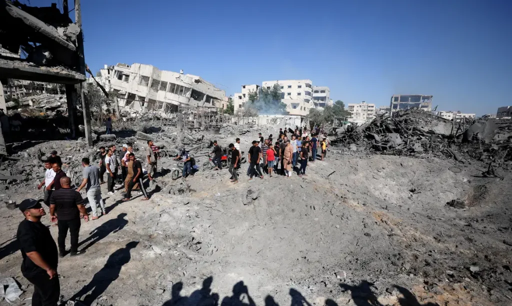 Palestinians inspect the site of an Israeli strike on a metal foundry in Gaza City, July 12, 2026.REUTERS/Dawoud Abu Alkas/Proibida Reprodução