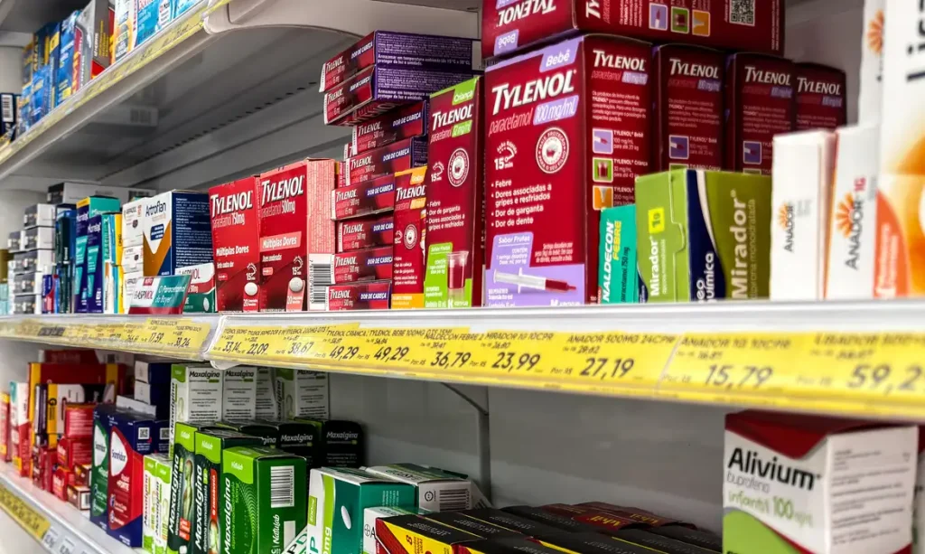 09/07/2026 - Brasília - farmácia, drogaria, medicamentos, remédios, saúde, doença, tratamento, paciente, médico, farmacêutico, hospital, clínica, consulta médica, receita médica, prescrição médica, laboratório, comprimido, cápsula, xarope, injeção, vacina, antibiótico, analgésico, anti-inflamatório, vitaminas, suplemento, sintomas, diagnóstico, exame médico, prevenção, imunização, pressão arterial, diabetes, hipertensão, gripe, febre, dor, alergia, infecção, vírus, bem-estar, higiene, termômetro, antisséptico, medicamentos genéricos, bula, dosagem, automedicação, farmácia 24 horas, assistência farmacêutica. Foto: Rafa Neddermeyer/Agência Brasil